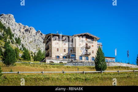 Hotel alpin typique, situé sur un col de montagne Pordoi où les touristes peuvent passer des vacances, les montagnes des Dolomites, l'Italie du nord, Europe Banque D'Images