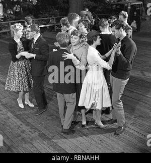 Danser dans les années 50. Une belle piscine extérieure, d'événement de danse où les jeunes couples sont la danse et le plaisir. Suède 1958 Banque D'Images