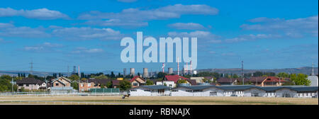 Ploiesti, Roumanie - 07 octobre 2018 : paysage urbain panoramique de Ploiesti montrant le cheval stable à l'hippodrome local dans la région de Prahova, Roumanie. Banque D'Images