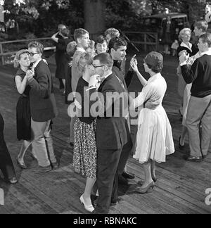 Danser dans les années 50. Une belle piscine extérieure, d'événement de danse où les jeunes couples sont la danse et le plaisir. Suède 1958. Ref BV104-4 Banque D'Images