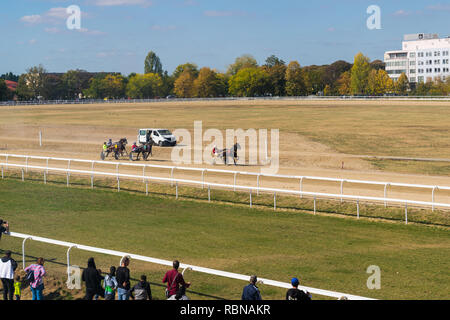 Ploiesti, Roumanie - 07 octobre 2018 : Les gens qui regardent un cheval au trot de course qui s'est tenue sur l'Hippodrome à Ploiesti Prahova, Roumanie. Banque D'Images