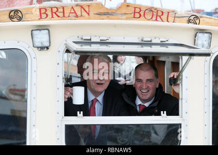 Ministre chargé des personnes handicapées Finian McGrath (à gauche) et le ministre de la Défense Paul Kehoe à bord du Brian Boru pendant une annonce de financement par rapport au développement des jeunes, en collaboration avec des voiliers (Irlande) à Poolbeg STIRL Location de bateau et de Club à Dublin. Banque D'Images