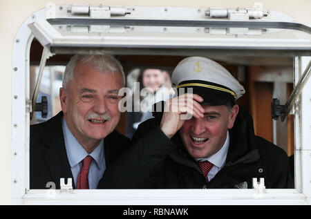 Ministre chargé des personnes handicapées Finian McGrath (à gauche) et le ministre de la Défense Paul Kehoe à bord du Brian Boru pendant une annonce de financement par rapport au développement des jeunes, en collaboration avec des voiliers (Irlande) à Poolbeg STIRL Location de bateau et de Club à Dublin. Banque D'Images