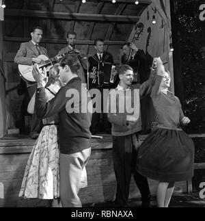 Danser dans les années 50. Une belle piscine extérieure, d'événement de danse où les jeunes couples sont la danse et le plaisir. Une bande sur une petite scène se joue. Suède 1958. Ref BV104-8 Banque D'Images