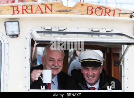 Ministre chargé des personnes handicapées Finian McGrath (à gauche) et le ministre de la Défense Paul Kehoe à bord du Brian Boru pendant une annonce de financement par rapport au développement des jeunes, en collaboration avec des voiliers (Irlande) à Poolbeg STIRL Location de bateau et de Club à Dublin. Banque D'Images