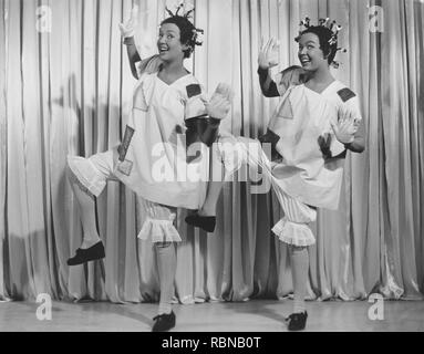 La danse dans les années 40. Betty Grable et June Haver au cours de l'enregistrement du film The Dolly Sisters 1945 Banque D'Images