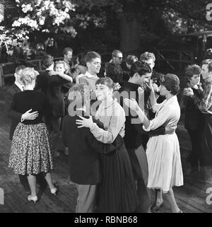 Danser dans les années 50. Une belle piscine extérieure, d'événement de danse où les jeunes couples sont la danse et le plaisir. Suède 1958. Ref BV104-12 Banque D'Images