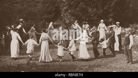 Songe d'une tradition en Suède. Dans le cadre des festivités un Maypole est ressuscité, hommes, femmes et enfants se réunissent pour danser autour de lui. La Suède au début du xxe siècle. Banque D'Images