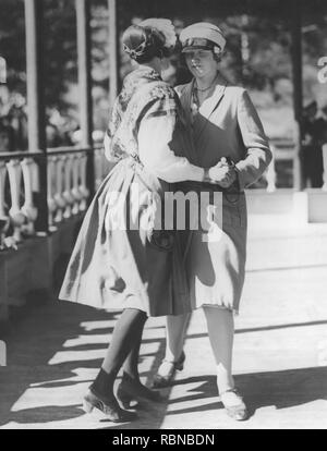 Danser dans les années 30. Deux jeunes femmes sont à danser à l'exposition de Stockholm de 1930. Banque D'Images