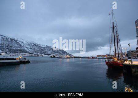 Tromsoe port, vue sur le port et la montagne dans l'arrière Banque D'Images