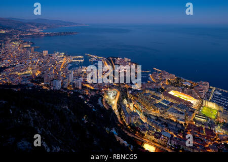 Vue panoramique de Monaco à partir de la tête de chien (tête de chien) haut rocher promontoire au crépuscule Banque D'Images