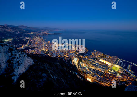 Vue panoramique de Monaco à partir de la tête de chien (tête de chien) haut rocher promontoire au crépuscule Banque D'Images