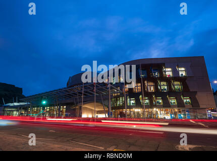 Vue de la nuit de l'édifice du parlement écossais à Holyrood à Edimbourg, Ecosse, Royaume-Uni Banque D'Images