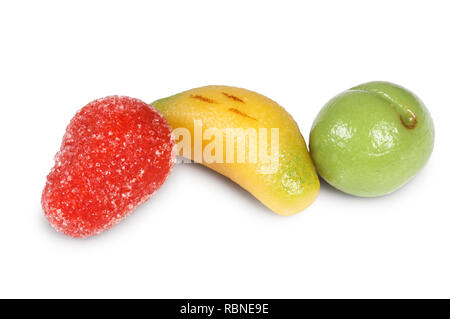 Portrait d'un assortiment de bonbons massepain isolé sur fond blanc - John Gollop Banque D'Images