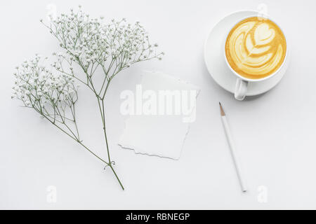 24 table avec note papier,fleurs et café tasse sur fond blanc.Télévision lay.concepts féminin.design minimaliste Banque D'Images