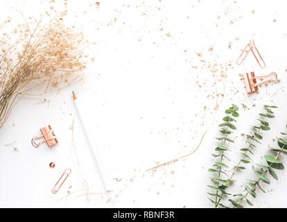 Vue de dessus de table de travail avec des maquettes et accessoires fleurs sèches.télévision design laïcs/copy space Banque D'Images