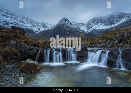 Un Fheadain Sgurr et les Cuillin noires du conte de piscines, Glen cassante, île de Skye, Écosse Banque D'Images