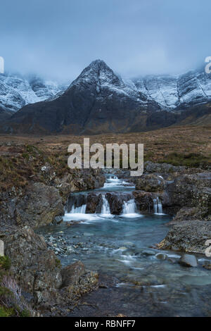 Un Fheadain Sgurr et les Cuillin noires du conte de piscines, Glen cassante, île de Skye, Écosse Banque D'Images