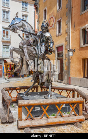 La France. Région Provence-Alpes-Côte d'Azur. Ministère des Hautes-Alpes. Ville de Briançon. Une statue de fer représentant un chevalier médiéval. Briançon est lo Banque D'Images