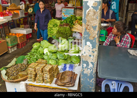 Stand de légumes et poisson séché au marché central de Phnom Penh, Cambodge Banque D'Images