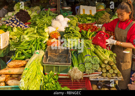 Stand de légumes au marché central de Phnom Penh, Cambodge Banque D'Images