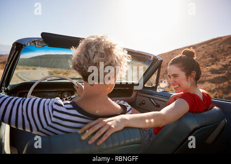 Maman et sa fille adulte en voiture, vue de dos, Close up Banque D'Images