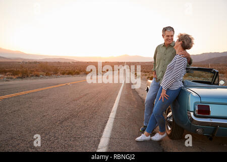 Senior couple on road trip en voiture permanent, pleine longueur Banque D'Images