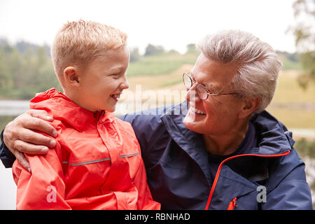 Close up de petit-fils et son grand-père dans la campagne à l'un de l'autre, portrait, Lake District, UK Banque D'Images