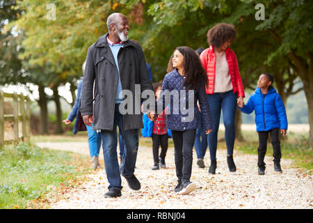 Multi Generation Family sur l'automne à pied dans la campagne Ensemble Banque D'Images