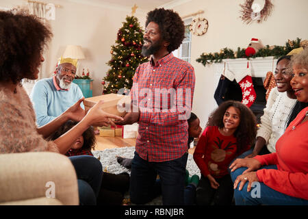 L'échange de cadeaux couple aussi une génération de la famille fêter Noël ensemble, à la maison Banque D'Images