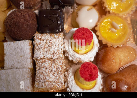 Assortiment de patisserie sur un plateau Banque D'Images