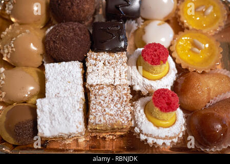 Assortiment de patisserie sur un plateau Banque D'Images