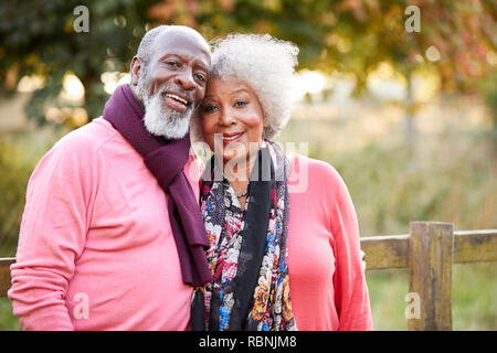 Portrait of Senior couple sur l'automne à pied dans la campagne Ensemble Banque D'Images