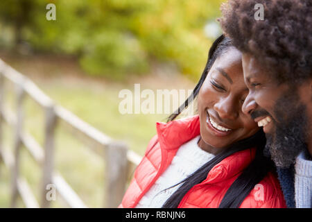 Smiling mature black couple ensemble dans le ocuntryside, Close up Banque D'Images