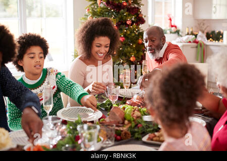 Jeune femme noire célébrant Noël avec son mixed race multi generation family, Close up Banque D'Images