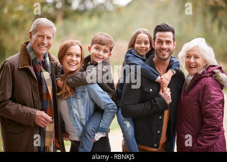 Portrait de famille Multi génération sur l'automne à pied dans la campagne Ensemble Banque D'Images