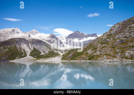 Magnifique lac entouré de montagnes en Alaska Banque D'Images