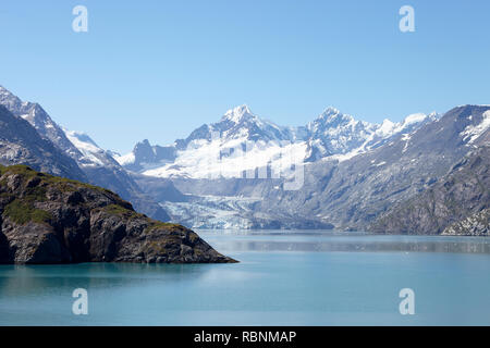 Qui coule dans le lac Glacier en Alaska USA Banque D'Images