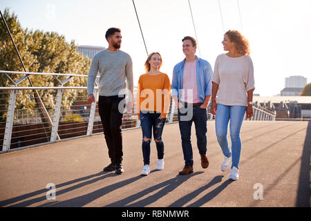 Groupe de jeunes amis marchant à l'échelle de la ville et pont Banque D'Images