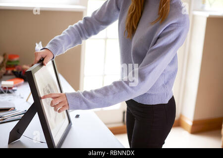 Close Up of Female Teenage Artiste Fusain Encadrement de chien dans Studio Banque D'Images