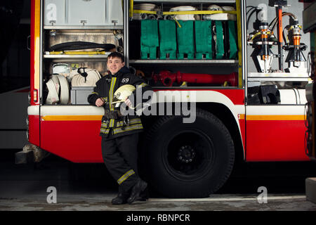 Image de l'homme pompier près de camion d'incendie à la station Banque D'Images