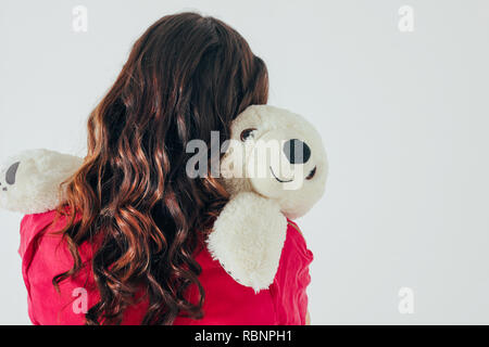 Polar bear hugs jouet curly jeune femme brune en rose lumineux dr Banque D'Images