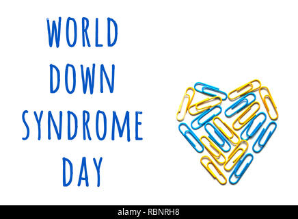 Journée mondiale de la trisomie 21. Le syndrome de jour concept avec le jaune et le bleu coeur isolé sur fond blanc avec copyspace. Banque D'Images