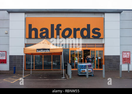 L'entretien des wagons au magasin Halfords Lecture Retail Park, sur Oxford Street, Reading, UK Banque D'Images