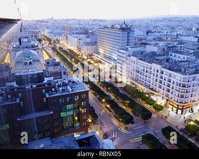 Vue en soirée depuis l'avenue Habib Bourguiba et la ville Banque D'Images