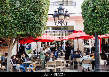 Il y a beaucoup de charmants cafés et restaurants de la rue sur l'Avenue Habib Bourguiba Banque D'Images