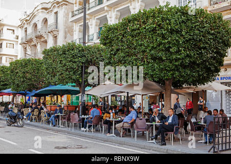 Il y a beaucoup de charmants cafés et restaurants de la rue sur l'Avenue Habib Bourguiba Banque D'Images