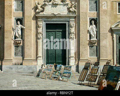 Gênes-JUILLET 17:façade de l'église et de peintures par les rues de Gênes,Italie,sur juillet 17,2005. Banque D'Images