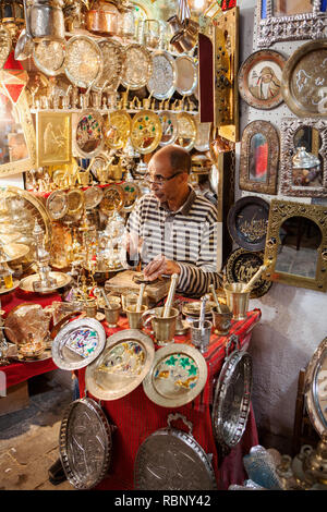 Tout pour la vente dans les magasins de la Médina de Tunis, artisan travaillant et la vente Banque D'Images