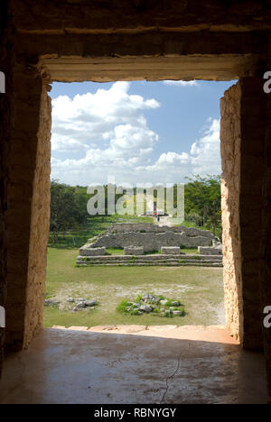 Mexique - 16 Jan 2007 : Sacbe 1 vue de l'entrée ouest du Temple du Soleil ou sept Poupées Str. 1-sub à Dzibilchaltún archaeologica Maya Banque D'Images